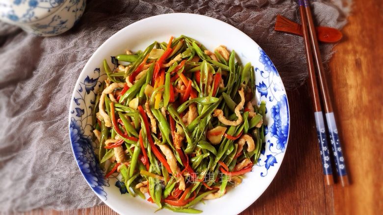 双色空心菜茎炒肉,清香适口！