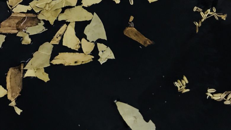自制卤鹌鹑蛋 ,换锅倒入清水,加孜然、香叶、桂皮后开始煮,大火煮5分钟让配料的香味煮出来。