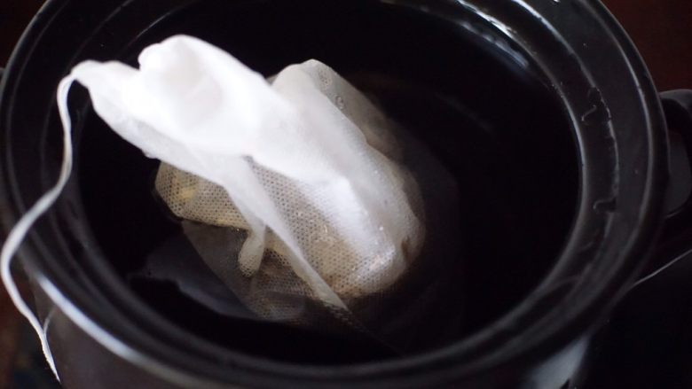 乌梅花果茶,砂锅煲里加入3L水,放入汤料包
