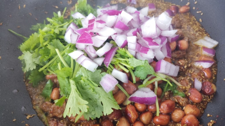 牛肉粒炒饭,把牛肉粒炒熟,加入花生洋葱和香菜。