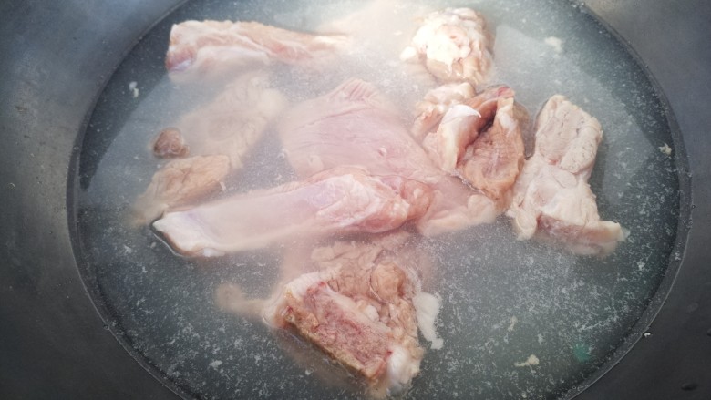 排骨豆角焖饭,然后锅里倒<a style='color:red;display:inline-block;' href='/shicai/ 156925'>水</a>,把排骨放进去焯一下。