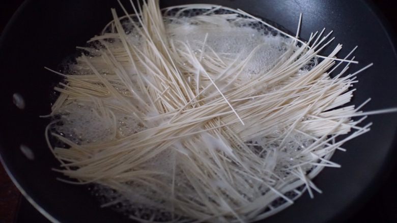 菠萝虾面汤,锅里煮开水后放入面团焯软