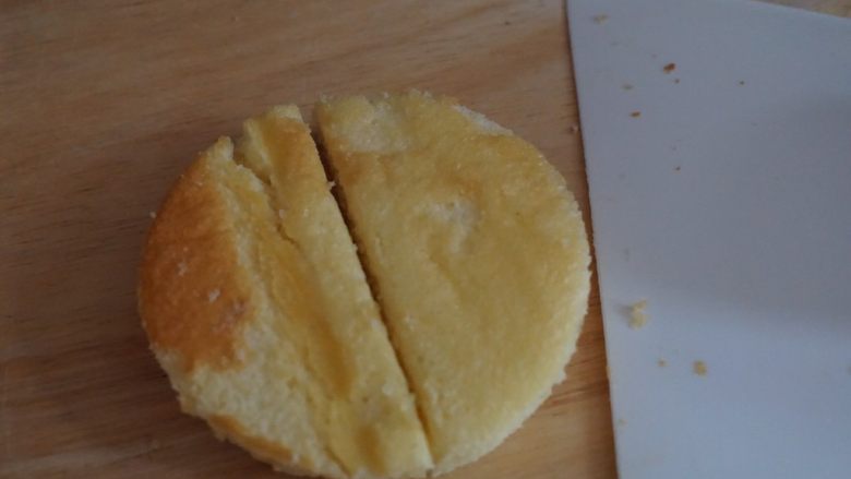 肉松小贝,烤好的蛋糕用模具印出圆形蛋糕,对半切开