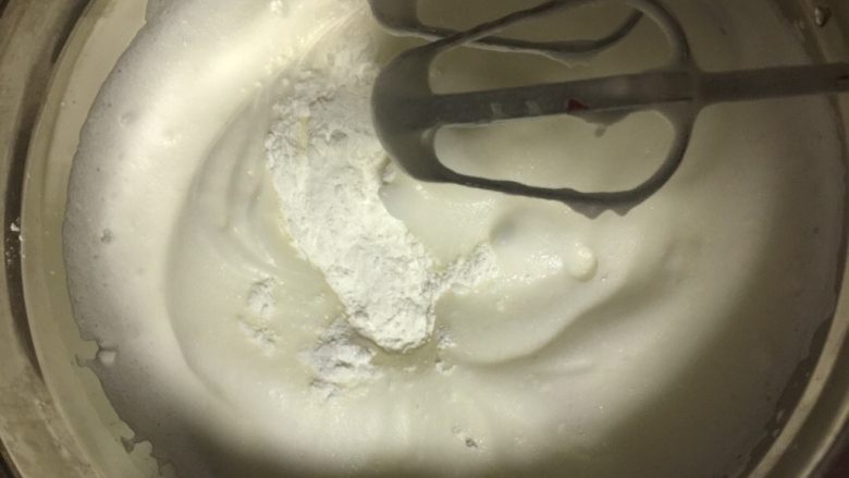 肉松小贝,然后分3次加入糖粉,用打蛋器打发,每次鱼眼变小变细腻时加入糖粉,最后一次加入糖粉连同生粉加入打发至蛋白硬性发泡