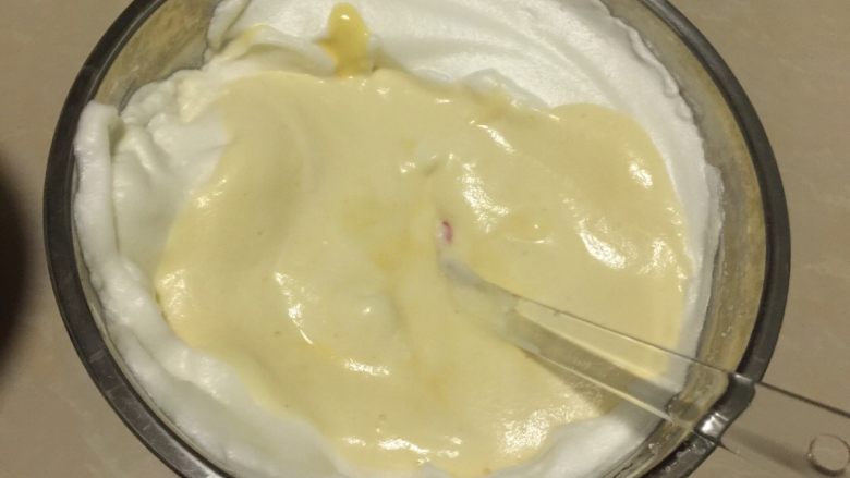 肉松小贝,将划拌好的面糊倒入剩余蛋白霜中,划拌均匀