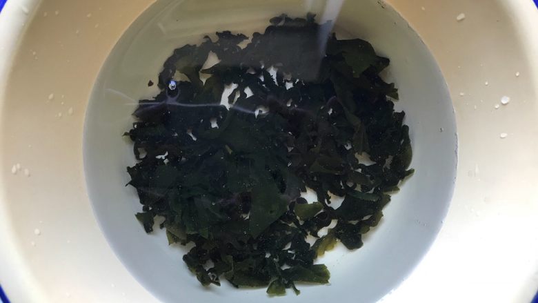 凉拌黄瓜裙带菜,加入适凉的饮用水,泡发