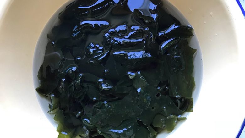 凉拌黄瓜裙带菜,裙带菜需要大量水才能完全泡发,像图片中这样子还是不行的,必须再加水继续泡发
