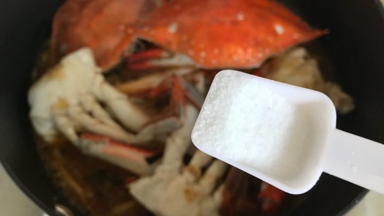 芽芽私房菜~辣炒梭子蟹,待汤汁差不多收紧,加一小勺细盐,翻炒均匀,即可