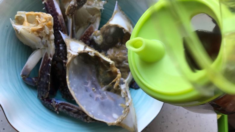 芽芽私房菜~辣炒梭子蟹,均匀淋上适量料酒,腌制15分钟