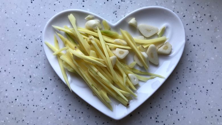 芽芽私房菜~辣炒梭子蟹,生姜去皮洗净之后切成丝
大蒜去皮洗净之后切成薄片