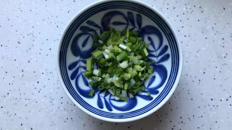 芽芽私房菜~辣炒梭子蟹,小葱洗净之后切圈