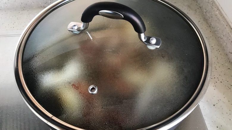 芽芽私房菜~辣炒梭子蟹,中大火煮开之后盖上锅盖,转小火,煮15分钟