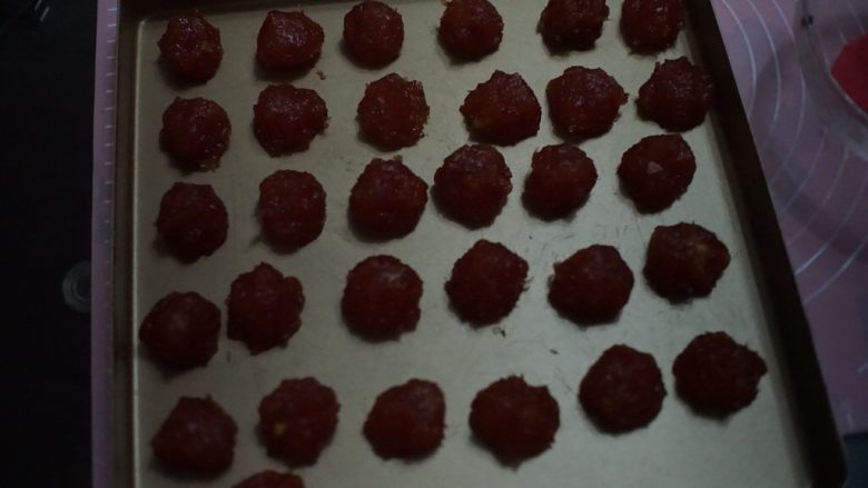 西瓜酥,然后将西瓜馅捏成15g大小的圆球,再将馅料放入冰箱冷冻室冷藏
