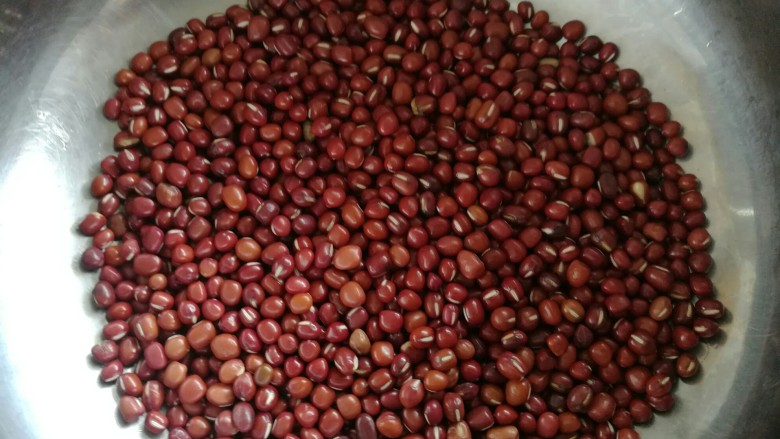 红豆卷,<a style='color:red;display:inline-block;' href='/shicai/ 3607'>红豆</a>洗净,放高压锅煮熟