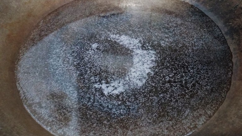 大红椒拌金针菇,锅里放适量的水,将水烧开。