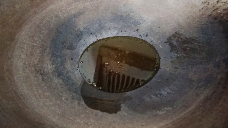 大红椒拌金针菇,锅里放适量的食用油,开火将油烧熟。