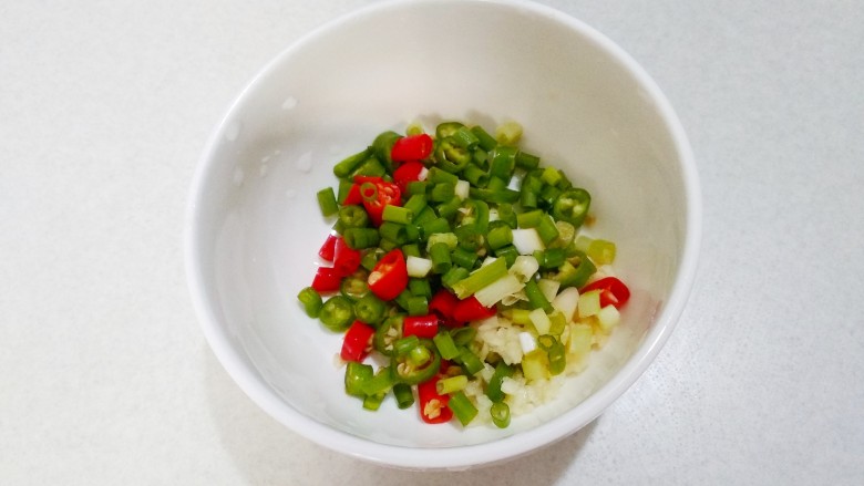 耙耙菜(PaPa菜) ,配料放小碗中