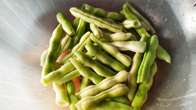 耙耙菜(PaPa菜) ,肉豆去两头,洗净掰成两段。