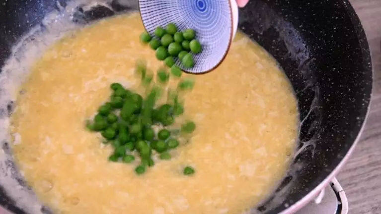 传统鲁菜:溜黄菜 松软香醇 回味无穷,等蛋液凝结,加入豌豆炒匀