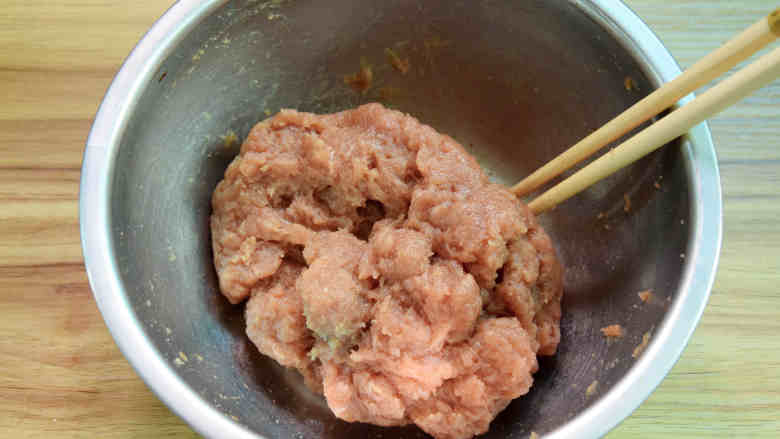 沙茶猪肉脯,搅拌上劲,也可以用手摔打摔打有韧劲