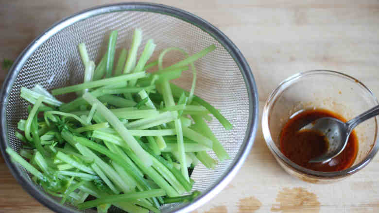 爽口芹菜,准备好控干水分的芹菜和酱汁