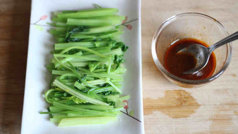 爽口芹菜, 将芹菜摆盘，淋入酱汁