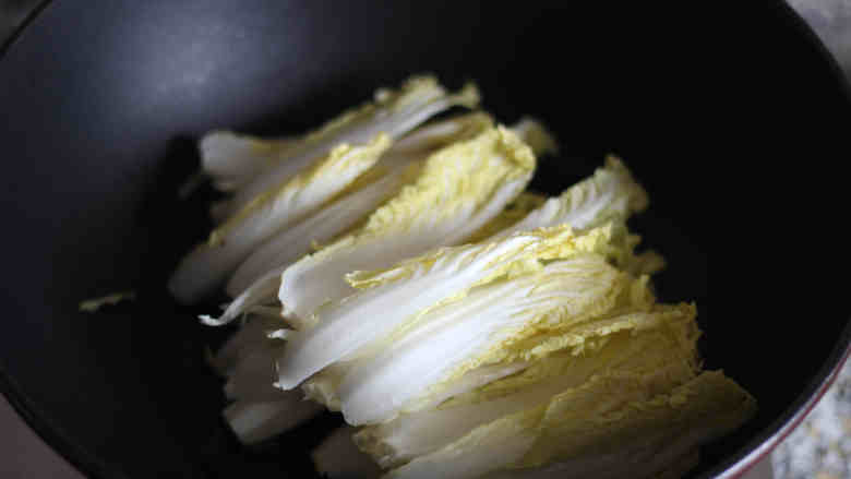 蒜酱娃娃菜,锅中倒<a style='color:red;display:inline-block;' href='/shicai/ 849'>花生油</a>,油热后倒入<a style='color:red;display:inline-block;' href='/shicai/ 140'>娃娃菜</a>