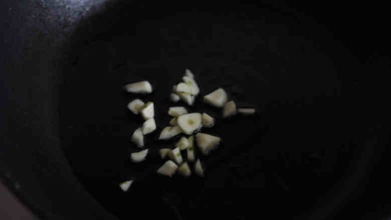 蒜酱娃娃菜,待娃娃菜变软后,盛入盘中