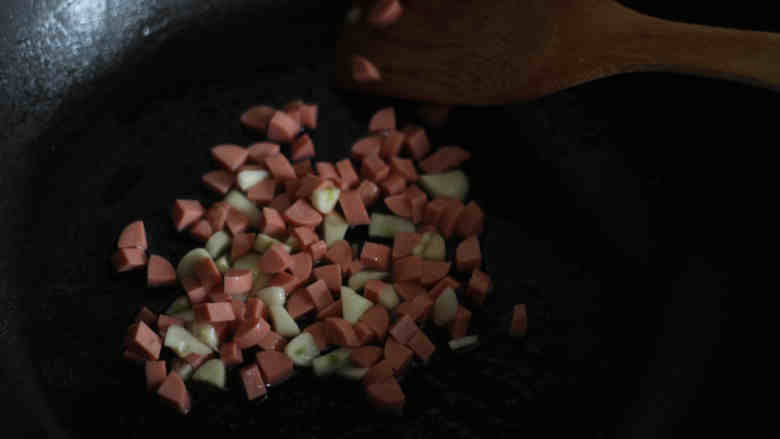 蒜酱娃娃菜,锅中倒花生油,放入蒜末,炒出香味