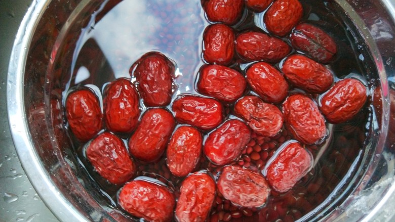 新文美食 加心南瓜玉米发糕,<a style='color:red;display:inline-block;' href='/shicai/ 2471'>大枣</a>提前泡软,在切成片,枣核取出来。