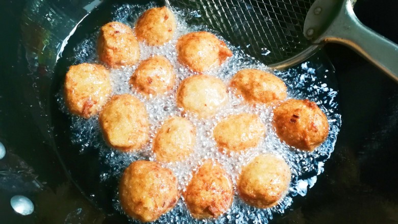 像虾仁一样嫩弹的香香肉圆,中途用漏勺勤翻动肉圆,使肉圆每一个面都炸至金黄