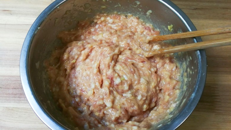 像虾仁一样嫩弹的香香肉圆,放入适量清水顺时针搅拌均匀至有粘性的肉糊,放入冰箱冷藏静置一小时