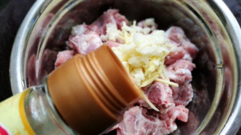 豆豉蒸排骨--快手营养蒸菜 ,调入<a style='color:red;display:inline-block;' href='/shicai/ 718'>料酒</a>