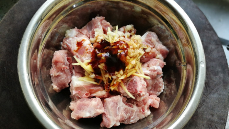 豆豉蒸排骨--快手营养蒸菜 ,再调入<a style='color:red;display:inline-block;' href='/shicai/ 788'>生抽</a>、耗油