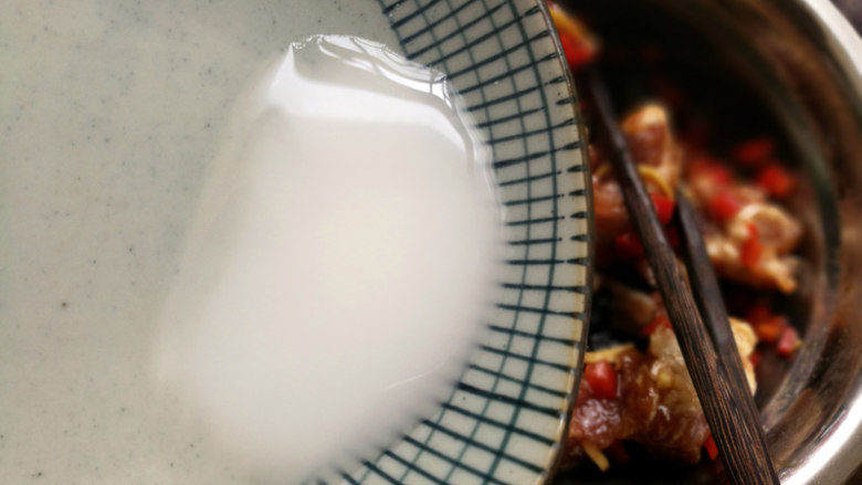 豆豉蒸排骨--快手营养蒸菜 ,淀粉加水勾芡,并混入排骨中