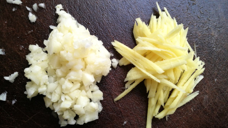 豆豉蒸排骨--快手营养蒸菜 ,姜切丝、蒜切粒