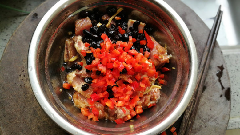豆豉蒸排骨--快手营养蒸菜 ,取出腌制的排骨,调入豆豉和小尖椒并拌均匀
