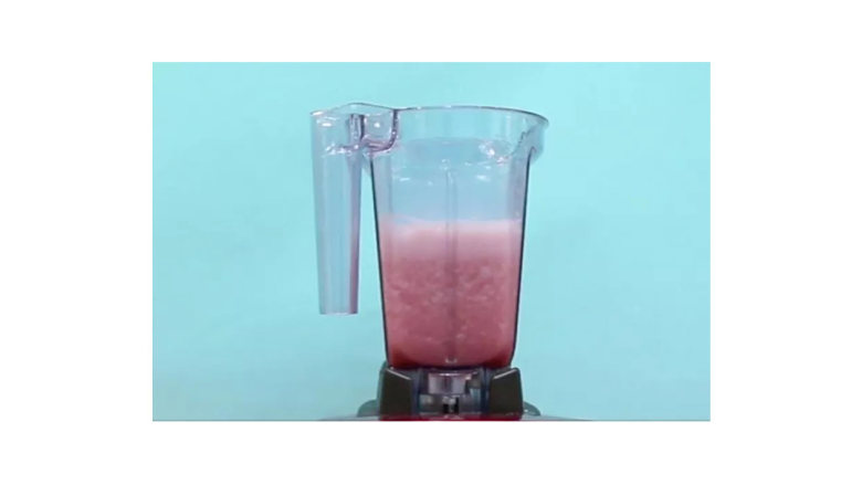 纯的·草莓果茶,加入果粒酱、<a style='color:red;display:inline-block;' href='/shicai/ 875'>果糖</a>、茶液、冰块至搅拌壶500ml处,萃茶机调制冰沙机档10秒将冰块打碎,后调制雪克档将水果放入雪克1次。