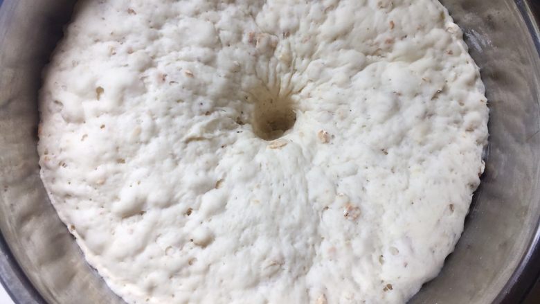 南瓜黑木耳素馅馅饼,面团发至有原来的2–3倍大,中间戳一个洞,洞不会回缩就是发酵好了