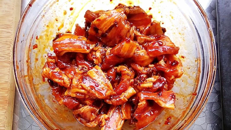 烤五花肉土豆,<a style='color:red;display:inline-block;' href='/shicai/ 428'>五花肉</a>切片，放入<a style='color:red;display:inline-block;' href='/shicai/ 718'>料酒</a>，<a style='color:red;display:inline-block;' href='/shicai/ 788'>生抽</a>，<a style='color:red;display:inline-block;' href='/shicai/ 762'>老抽</a>，<a style='color:red;display:inline-block;' href='/shicai/ 829'>十三香</a>，盐，<a style='color:red;display:inline-block;' href='/shicai/ 10084'>老干妈</a>腌制两小时以上