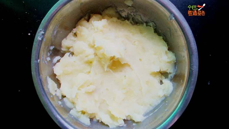 肉末土豆泥,煮熟的土豆加入胡椒粉、盐,用勺子压成泥