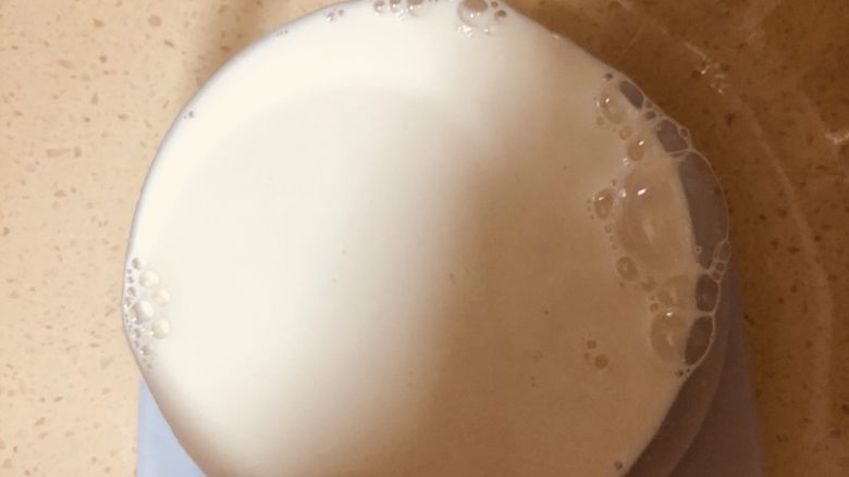 蛋挞,<a style='color:red;display:inline-block;' href='/shicai/ 219'>牛奶</a>称重，并加入细砂糖，稍稍搅拌一下。