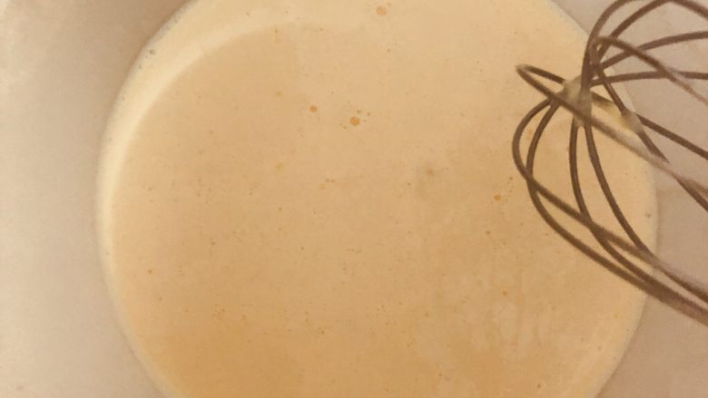 蛋挞,搅拌均匀后，一定要把蛋挞液过滤一遍。如图很细腻。