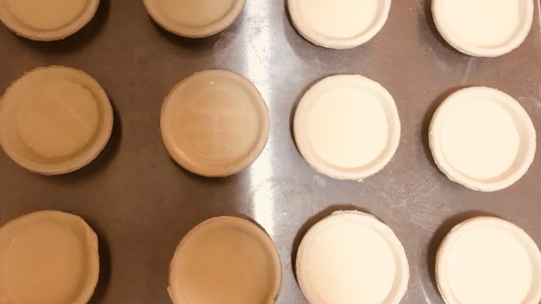 蛋挞,将蛋挞液倒入蛋挞皮中，九分满。