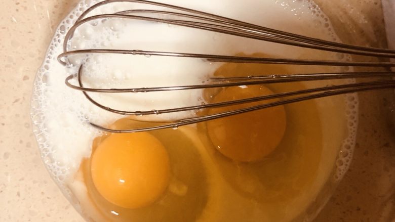 蛋挞,加入两个<a style='color:red;display:inline-block;' href='/shicai/ 9'>鸡蛋</a>，并搅拌均匀。