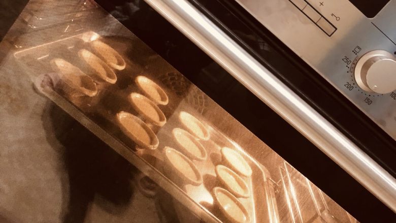 蛋挞,烤箱中上层，200度25分钟。