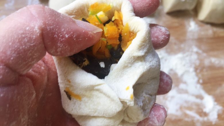 南瓜黑木耳素馅馅饼,擀好的面皮中间放上馅料,用包包子的手法包起来(不会的话就把底部的面团全捏一起)