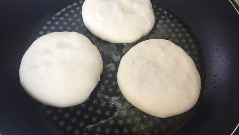 南瓜黑木耳素馅馅饼,锅里放油,封口的底部朝下,馅饼入锅
