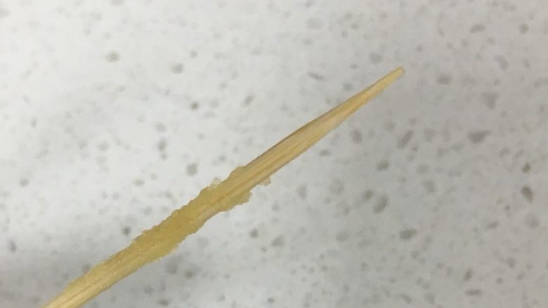 宝宝辅食之海绵蛋糕,用牙签测试,粘住了就还没好