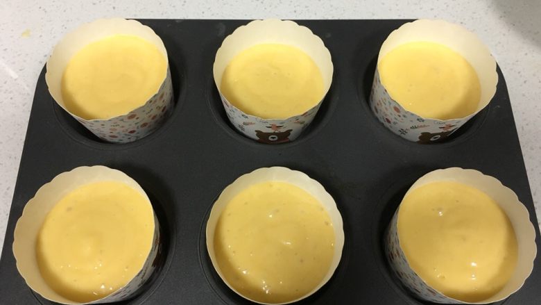 宝宝辅食之海绵蛋糕,轻震蛋糕杯可以让蛋糕平整,震出大泡